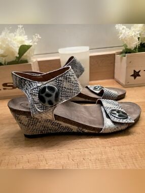 Taos Carousel 2 Wedge Sandals Metallic Snakeskin Print Leather Womens Size EU 41